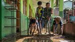 Guru dan Siswa Gotong Royong Bersihkan Lumpur Banjir di Cipatat