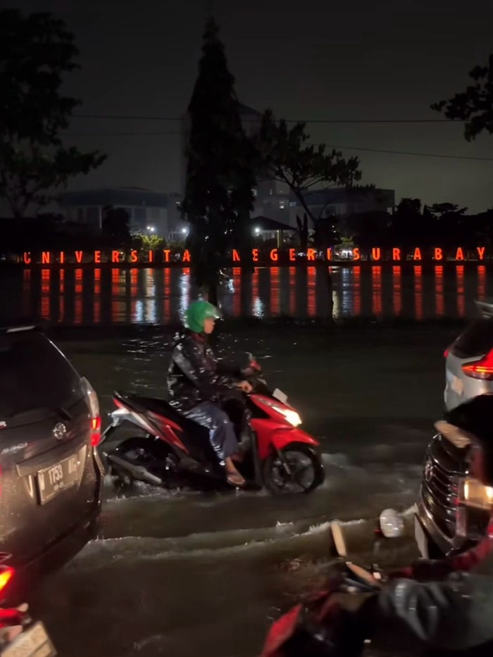 hujan deras membuat danau unesa meluber