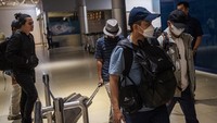 Delapan orang yang diamankan dalam OTT KPK di OKU Sumsel mulai dari Kepala Dinas PUPR OKU inisial Nov dan tiga orang anggota DPRD OKU inisial FE, FA, dan UM. KPK juga mengamankan tiga orang ASN di lingkungan dinas setempat serta satu orang kontraktor.