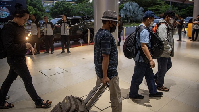 Petugas mengawal anggota DPRD Kabupaten Ogan Komering Ulu (OKU) yang terjaring operasi tangkap tangan  (OTT) saat tiba di Bandara Sultan Mahmud Baddarudin (SMB) II Palembang, Sumatera Selatan, Minggu (16/3/2025). Komisi Pemberantasan Korupsi (KPK) mengamankan delapan orang dalam OTT di Kabupaten Ogan Komering Ulu (OKU), Sumatera Selatan pada Sabtu (15/3). ANTARA FOTO/Nova Wahyudi/tom.