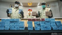 Penyidik menunjukkan barang bukti uang dalam jumpa pers di gedung KPK, Jakarta, Minggu (16/3/2025).