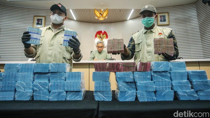Ini Tumpukan Uang Rp 2,6 Miliar Barbuk OTT OKU Petugas menunjukkan uang barang bukti hasil OTT di KPK, Jakarta, Minggu (16/3/2025).