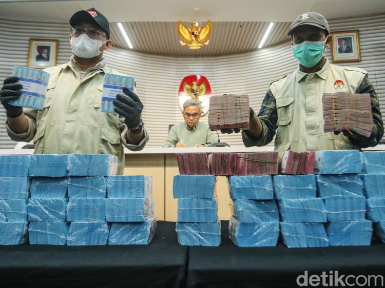 Ini Tumpukan Uang Rp 2,6 Miliar Barbuk OTT OKU