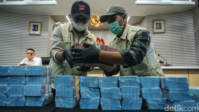 Petugas menunjukkan uang barang bukti hasil OTT di KPK, Jakarta, Minggu (16/3/2025).