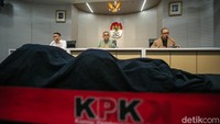 Komisi Pemberantasan Korupsi (KPK) menetapkan 6 tersangka terkait operasi tangkap tangan di Kabupaten Ogan Komering Ulu (OKU), Sumatera Selatan. Sementara 2 lainnya dipulangkan dari gedung Merah Putih KPK. 