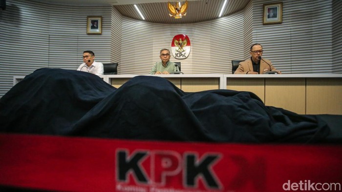 Ini Tumpukan Uang Rp 2,6 Miliar Barbuk OTT OKU Petugas menunjukkan uang barang bukti hasil OTT di KPK, Jakarta, Minggu (16/3/2025).
