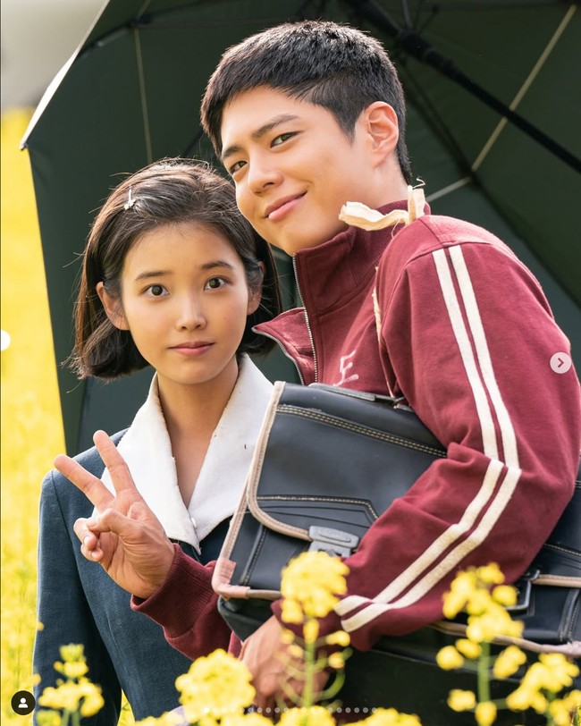 IU dan Park Bo Gum menggerakkan hati penonton When Life Gives You Tangerines dengan kisah cinta mereka yang penuh perjuangan. Pasangan ini harus hidup di tengah kemiskinan, hingga berhasil merawat anaknya sukses dan menikah. Foto: Dok. Netflix Korea, Instagram