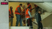 Dengan mengenakan rompi tahanan, para tersangka itu akan dihadirkan dalam jumpa pers di KPK.