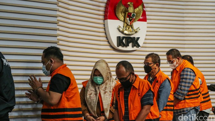 KPK menetapkan Kadis PUPR OKU, tiga anggota DPRD, dan dua orang swasta sebagai tersangka kasus dugaan suap dan pemotongan anggaran pada proyek di Dinas PUPR OKU.