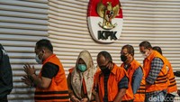 Mereka dijerat sebagai tersangka kasus dugaan suap dan pemotongan anggaran pada proyek di Dinas PUPR OKU.