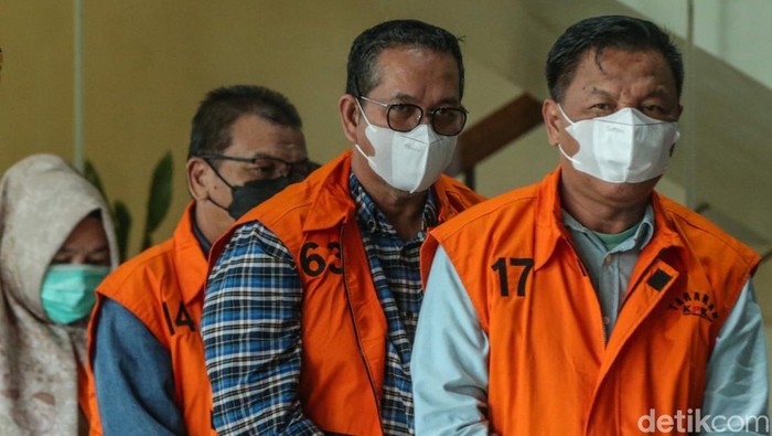 KPK menetapkan Kadis PUPR OKU, tiga anggota DPRD, dan dua orang swasta sebagai tersangka kasus dugaan suap dan pemotongan anggaran pada proyek di Dinas PUPR OKU.