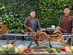 Menikmati Iftar Kambing Guling dengan Iringan Gambus di Hotel Bandung