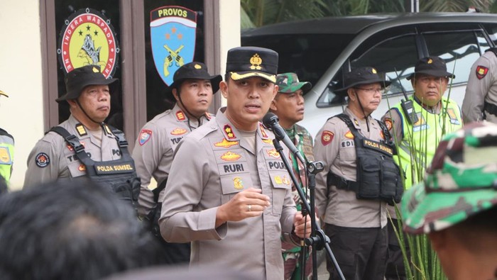 Kapolres Banyuasin AKBP Ruri Prastowo saat mengamankan pembangunan SUTET di Desa Taja Indah, Betung, Banyuasin.