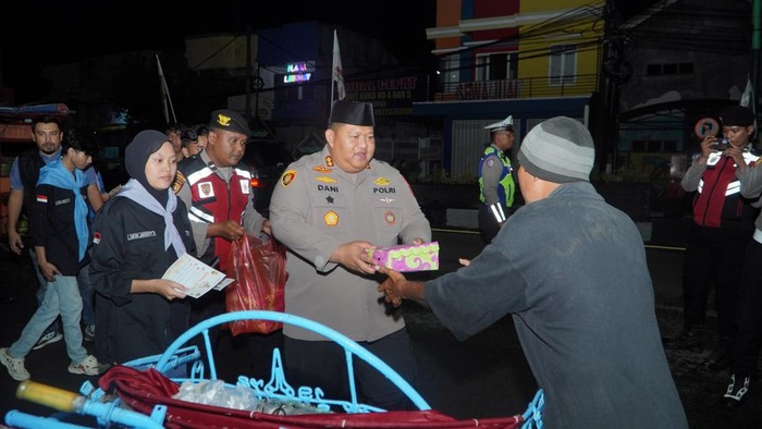 Kapolres Pasuruan bagikan makanan sahur di Bangil.