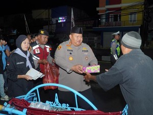 Kapolres Pasuruan dan Mahasiswa Bagikan Makan Sahur untuk Pekerja Malam