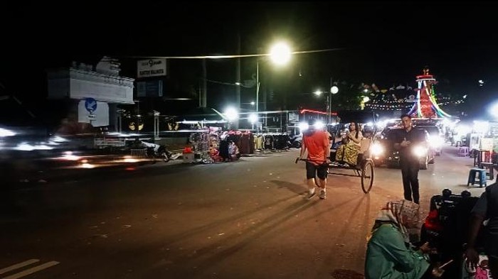 Kapolresta Jambi Kombes Boy Siregar melakukan patroli Kamtibmas menarik becak Rickshaw (