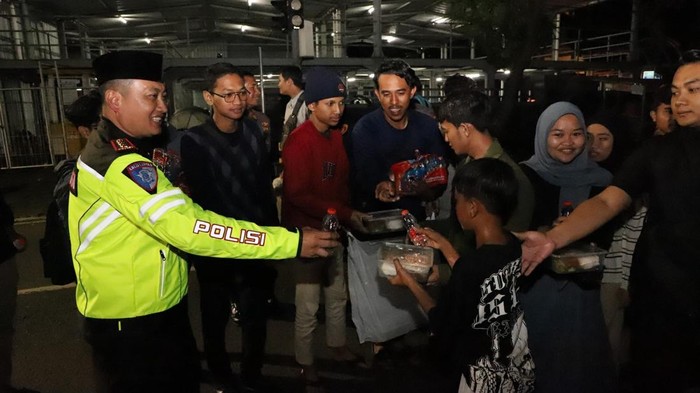 Kapolresta Malang Kota bagikan makanan sahur untuk warga bersama mahasiswa.