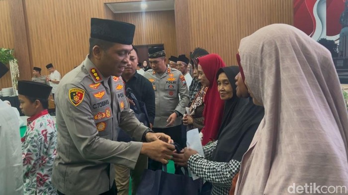 Kapolresta Sidoarjo memberikan santuan untuk anak yatim piatu dan duafa.