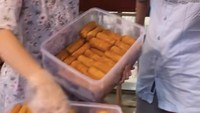 Risol-risol yang renyah nan hangay disusun satu per satu dari awal kedai buka. Karina Ranau tak membiarkan ada wadah yang kosong untuk memenuhi permintaan pembelinya. Foto: Instagram/karinaranau9