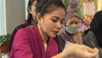Jelang sore hari, Karina Ranau turun tangan sendiri melayani pembeli. Semua pesanan jajanan pasar dikemas satu per satu sesuai dengan pilihan pembelinya. Foto: Instagram/karinaranau9