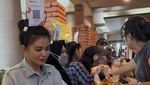 Karina Ranau Giat Jualan Takjil di Bazar Ramadan Bareng Epy Kusnandar