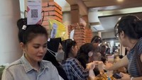 Menu bubur manis dan kolak juga tersedia lengkap. Mulai dari bubur sumsum, kolak ubi, hingga biji salak dijual pada wadah-wadah gelas plastik. Foto: Instagram/karinaranau9