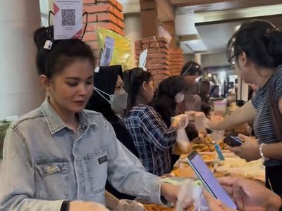 Karina Ranau Giat Jualan Takjil di Bazar Ramadan Bareng Epy Kusnandar