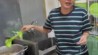 Sejak siang hari, Karina Ranau sudah menyiapkan beberapa menu takjil yang akan dijajakan pada sore harinya. Sekaligus ia mengelola warung nasi khas Sunda yang ramai pembeli di Kalibata. Foto: Instagram/karinaranau9