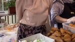 Karina Ranau Giat Jualan Takjil di Bazar Ramadan Bareng Epy Kusnandar