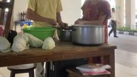 Kekompakan suami istri ini selaku terlihat sekalipun di warung nasinya. Epy Kusnandar seringkali membantu istrinya menyiapkan bahan-bahan takjil untuk dimasak. Foto: Instagram/karinaranau9