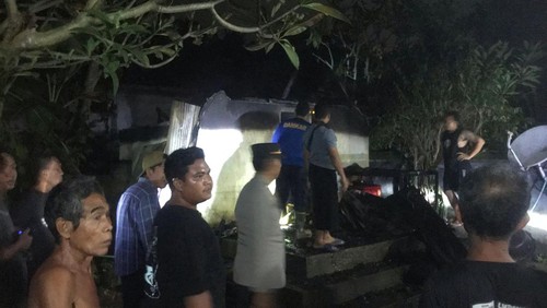 Rumah milik lansia di Banjar Bengkel, Desa Antiga Kelod, Kecamatan Manggis, Karangasem terbakar, Sabtu (15/3/2025). (Dok. Polsek Manggis)