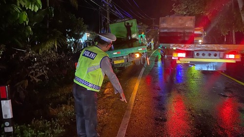 Polisi olah TKP kecelakaan di Jalan Denpasar-Gilimanuk, Jembrana, Sabtu (15/3/2025).