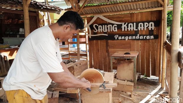 Kerajinan batok kelapa Pangandaran.