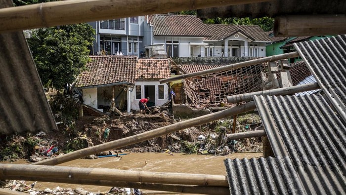 Kerusakan Akibat Banjir Bandang di Cipatat KBB Banjir bandang menerjang Desa Nyalindung, Cipatat, Kabupaten Bandung Barat (KBB), Jawa Barat. Sejumlah rumah rusak akibat banjir bandang tersebut.
