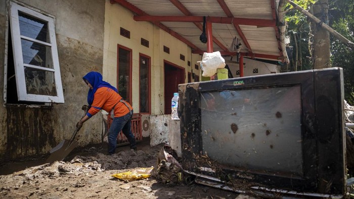 Kerusakan Akibat Banjir Bandang di Cipatat KBB Banjir bandang menerjang Desa Nyalindung, Cipatat, Kabupaten Bandung Barat (KBB), Jawa Barat. Sejumlah rumah rusak akibat banjir bandang tersebut.