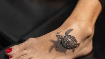 Dengan gaya yang memadukan fotorealisme, detail halus, dan tato mikro yang halus, Panda telah dikenal karena desainnya yang berskala kecil dan hiper-realistis yang membuat setiap bagiannya terasa seperti sebuah karya seni yang sesungguhnya. Foto: Boredpanda/Tatu Panda