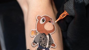 “Miami itu aneh, di satu sisi kota ini masih sangat muda dalam skena tato, dan populasi yang lebih kecil dibandingkan dengan kota-kota seperti New York dan LA telah sedikit menghambat pertumbuhannya, tapi sekarang kami memiliki seniman-seniman baru yang datang dari seluruh dunia. Jadi saya penasaran untuk melihat ke mana arahnya. Saya pikir ketika populasi tumbuh sedikit dan turis terus berdatangan, kota ini akan menjadi pusat tato di dunia,” ungkapnya. Foto: Boredpanda/Tatu Panda