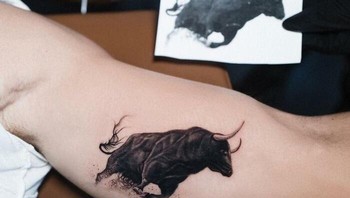 Menurutnya tato menceritakan banyak hal tentang seseorang. Tato pasti dapat memperkuat atau membentuk kembali identitas Anda, tergantung pada apa yang Anda inginkan. Mirip dengan operasi plastik, terkadang orang bisa tampil dengan kepribadian baru setelah mendapatkan cukup banyak tato. Foto: Boredpanda/Tatu Panda