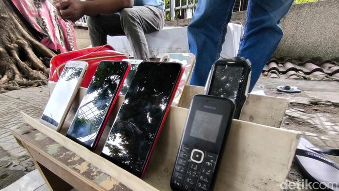 Lapak jualan ponsel bekas milik Tri.