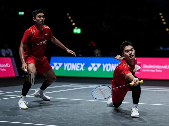BIRMINGHAM, ENGLAND - MARCH 15: Leo Rolly Carnando (R) and Bagas Maulana of Indonesia compete in the Mens Doubles Semi Finals match against Sabar Karyaman Gutama and Moh Reza Pahlevi Isfahani of Indonesia on day five of the Yonex All England Open Badminton Championships at Utilita Arena Birmingham on March 15, 2025 in Birmingham, England. (Photo by Shi Tang/Getty Images)