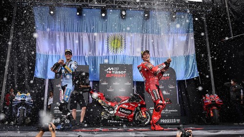 MotoGP - Argentina Grand Prix - Autodromo Termas de Rio Hondo, Santiago del Estero, Argentina - March 15, 2025 Ducati Lenovo Teams Marc Marquez sprays champagne on the podium as he celebrates after winning the sprint race alongside second placed BK8 Gresini Racing MotoGPs Alex Marquez REUTERS/Agustin Marcarian