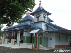 Masjid Baitur Rohman Berusia Seabad Dikenal Unik-Lambangkan Wali Songo