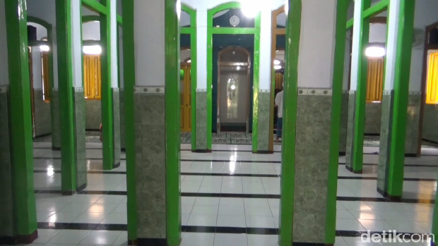 MASJID BAITUR ROHMAN / MASJID KUNO DENGAN DESAIN YANG UNIK DAN PENUH MAKNA FILOSOFI