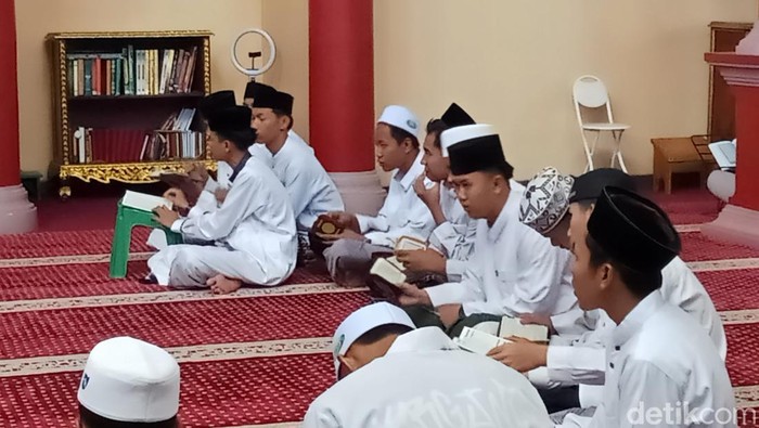 Masjid Cheng Ho Palembang mengadakan Khataman Quran bersama santri, sambut Nuzulul Quran.