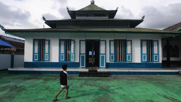 Seorang anak berjalan di sekitar Situs Cagar Budaya Masjid Al Amin atau Masjid Tua Wani di Desa Wani II, Kabupaten Donggala, Sulawesi Tengah, Jumat (14/3/2025). Masjid yang dibangun pada tahun 1906 dan tetap kokoh meski diguncang gempa dan tersapu gelombang tsunami pada 28 September 2018 tersebut hingga kini masih aktif digunakan untuk beribadah oleh masyarakat setempat dan menjadi salah satu tujuan wisata religi terutama pada bulan Ramadhan. ANTARA FOTO/Mohamad Hamzah/tom.