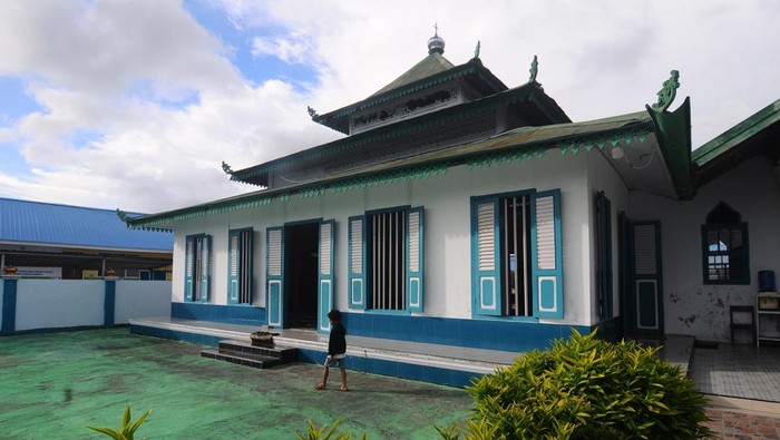Seorang anak berjalan di sekitar Situs Cagar Budaya Masjid Al Amin atau Masjid Tua Wani di Desa Wani II, Kabupaten Donggala, Sulawesi Tengah, Jumat (14/3/2025). Masjid yang dibangun pada tahun 1906 dan tetap kokoh meski diguncang gempa dan tersapu gelombang tsunami pada 28 September 2018 tersebut hingga kini masih aktif digunakan untuk beribadah oleh masyarakat setempat dan menjadi salah satu tujuan wisata religi terutama pada bulan Ramadhan. ANTARA FOTO/Mohamad Hamzah/tom.