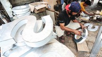 Puasa tak menyurutkan semangat puluhan perajin reklame huruf timbul untuk menyelesaikan pekerjaannya. 