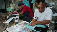 Bahan-bahan untuk membuat reklame ini berasal dari logam. 