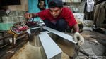 Melihat Kesibukan Perajin Reklame Huruf Timbul di Bulan Ramadan
