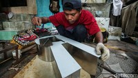 Para perajin ini memiliki langganan tetap seperti bank, kantor, masjid, rumah makan, sekolah hingga kafe. 